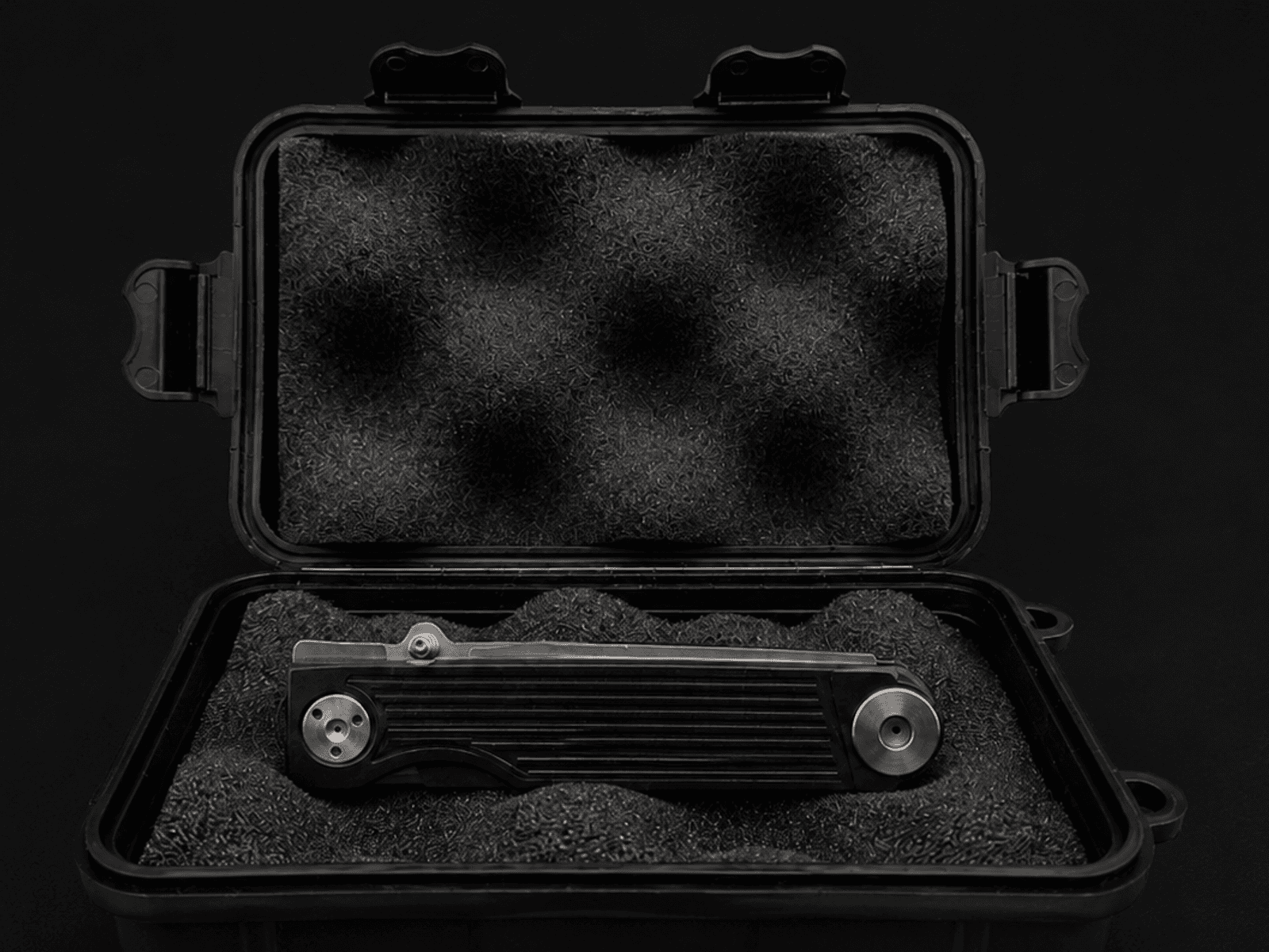 Geöffnete Hardcase-Box mit Messer